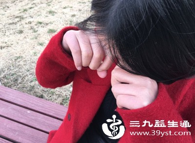 揉眼睛时如果用力过猛，还可能损伤角膜上皮