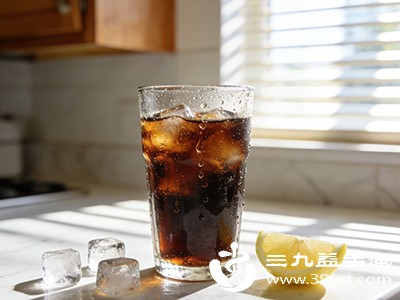 晚上一瓶碳酸饮料