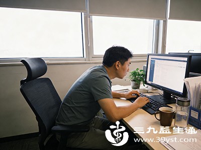 长时间保持久坐或久站的姿势，会使下肢静脉血液回流不畅