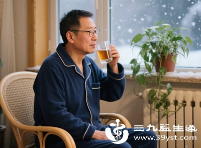 要适当增加饮水量，增加尿量，避免血液在尿路中凝固形成血块堵塞尿道，但如果伴有严重水肿或肾功能不全，则需遵医嘱控制饮水量