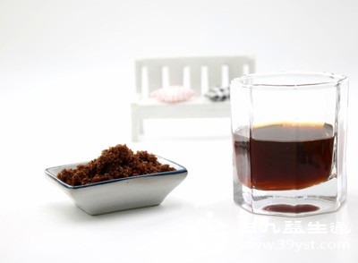 饮用温热的红糖水，能温暖子宫、促进经血排出