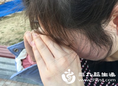 不要用手揉眼睛,手上的细菌容易导致眼部感染 不要用手揉眼睛,手上的细菌容易导致眼部感染