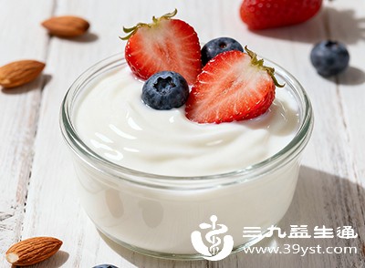 酸奶中富含蛋白质和益生菌，蛋白质可以在胃黏膜表面形成一层保护膜，减少酒精的刺激