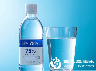 避免使用酒精、碘酒等刺激性强的消毒剂直接冲洗伤口 避免使用酒精、碘酒等刺激性强的消毒剂直接冲洗伤口