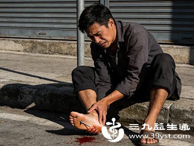 钉子扎脚别乱来！超详细处理攻略，关键时刻用得上