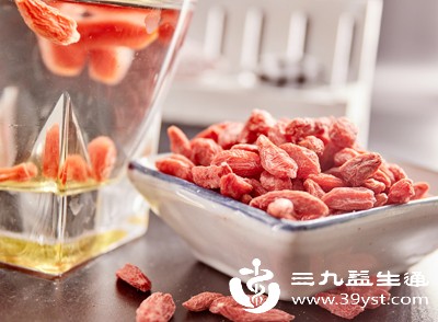 将适量枸杞放入杯中，用开水冲泡，待水温稍凉即可饮用