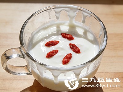 在自制酸奶或购买的原味酸奶中加入适量枸杞，搅拌均匀即可