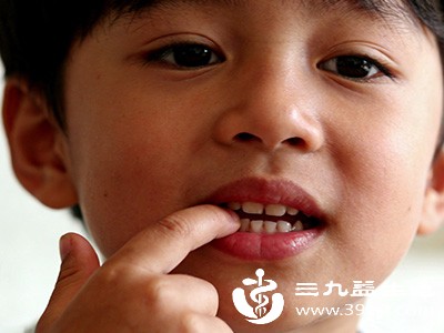 咬指甲这一行为，就像孩子给自己寻找的“心理寄托”