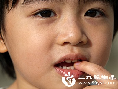 如果身边的家人、小伙伴有咬指甲的习惯，孩子可能会出于好奇而去模仿