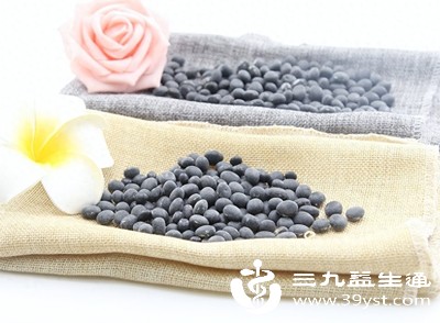 黑豆含有丰富的异黄酮、膳食纤维和维生素E