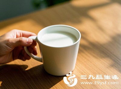 对于这类孩子，应避免饮用普通牛奶，可选择特殊配方奶粉