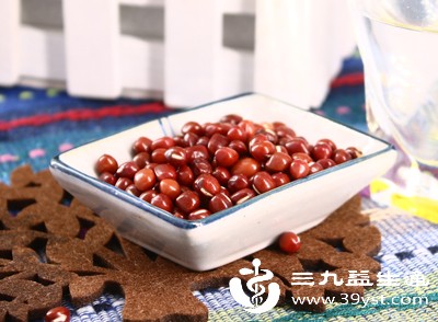 红豆虽小，营养却不容小觑，它被誉为“气血好搭档”，既能补充气血，又能利水消肿