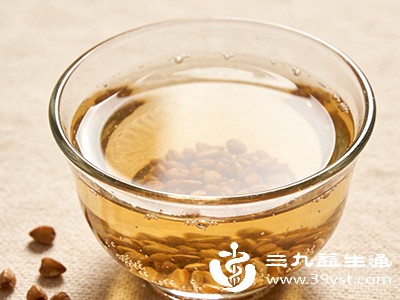 荞麦茶中的膳食纤维能够延缓碳水化合物的吸收，避免餐后血糖迅速上升