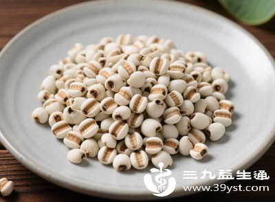 可多吃一些具有健脾利湿作用的食物，如薏米、红豆、茯苓、冬瓜等