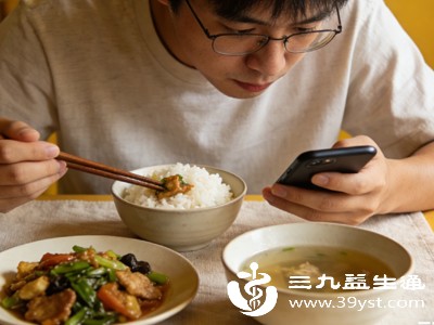 很多人吃饭都是“匆匆忙忙”，一边吃饭一边看手机、赶工作，进食过程变得十分仓促，不仅无法享受食物的美味，还会因为匆忙而产生焦虑情绪，加剧身体的压力