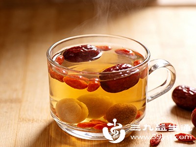 可选择饮用红茶、姜茶、桂圆红枣茶等温热性饮品