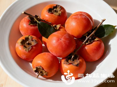 柿子、石榴、浓茶、生山楂等食物富含鞣酸