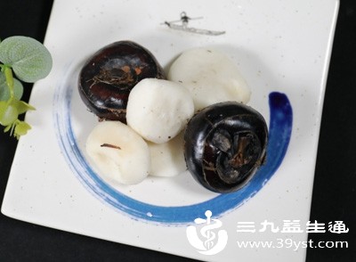 荸荠肉质洁白，味甜多汁，清脆可口，有清热泻火的良好功效