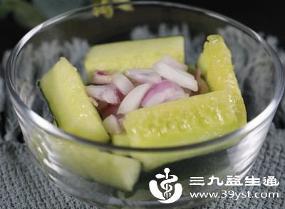 生食黄瓜能最大限度保留其营养成分和低热量优势，但如果采用糖醋、油炸、爆炒等烹饪方式，会额外添加大量糖分、油脂和调味料，完全抵消黄瓜的减肥价值