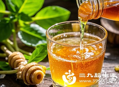蜂蜜中的糖分容易残留在口腔内，为细菌滋生提供温床