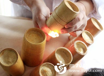 受术者姿势要舒适稳定，背部拔罐取俯卧位，腰部拔罐取侧卧位，确保操作部位肌肉放松、皮肤舒展，便于罐具贴合