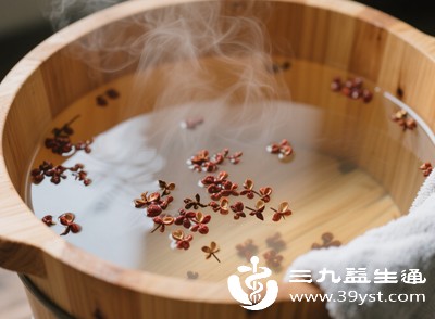 用肉桂、花椒等温热性的中药材泡脚，能帮助驱散体内寒气