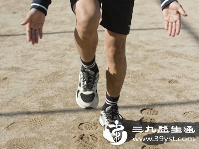 或是尽量抬高双腿