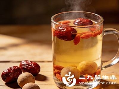 如学生、上班族等，长时间用眼会导致眼睛疲劳，枸杞中的营养成分能保护眼睛