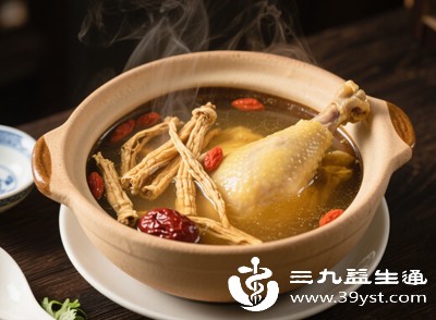 在煲汤、炖鸡、煮粥时，可加入适量三七粉或三七片一同炖煮