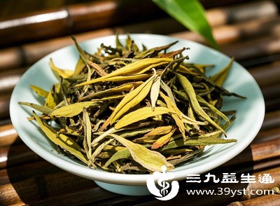 白茶中含有的茶多酚、咖啡碱等成分,具有良好的清热降火、消暑解渴的功效 白茶中含有的茶多酚、咖啡碱等成分,具有良好的清热降火、消暑解渴的功效