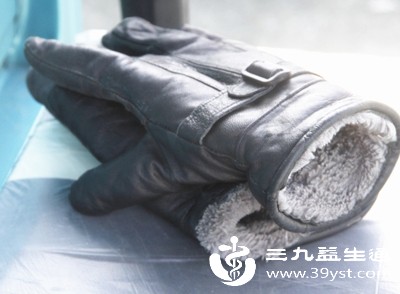 可佩戴保暖手套，避免手部暴露在寒冷环境中，尤其是在冬季或空调房内