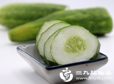 多吃富含维生素和膳食纤维的蔬菜水果，如黄瓜、苹果等，有助于促进水分代谢