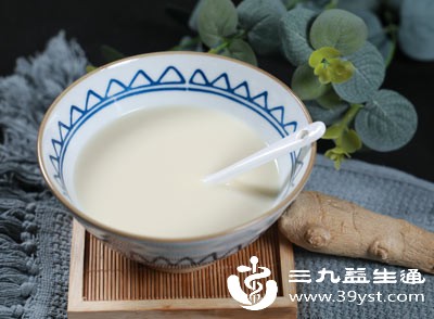 晚上饮用豆浆时，尽量选择不加糖的原味豆浆