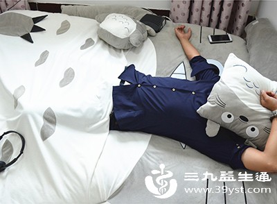 缺钙就更容易引发肌肉突然抽搐，导致身体抖动