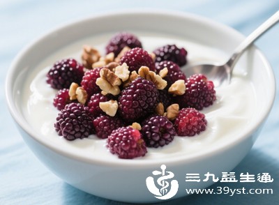 可以在吃燕麦片时,加入几颗桑葚,用牛奶或温水冲泡,营养又美味,每天早餐吃一碗,长期坚持,补肾效果很明显 可以在吃燕麦片时,加入几颗桑葚,用牛奶或温水冲泡,营养又美味,每天早餐吃一碗,长期坚持,补肾效果很明显