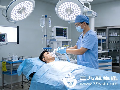 全身麻醉药物会抑制呼吸中枢，导致呼吸频率减慢、潮气量减少