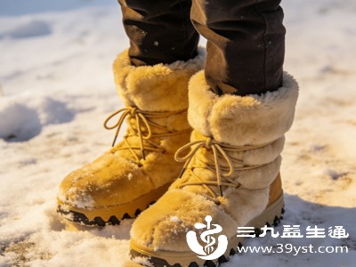 不管是年轻人还是老年人，春季都要穿高帮鞋或袜子，护住脚踝，避免寒邪入侵