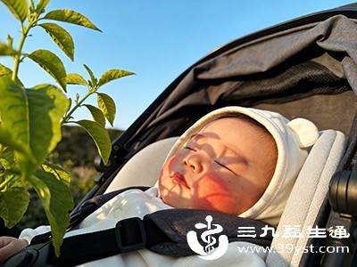 虽然要让宝宝适当接受阳光，但仍需做好基础防晒