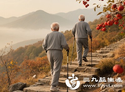 早春傍晚6点后，太阳落山，气温快速下降，阳气开始收敛，寒气逐渐回升，地面的寒气会向上扩散