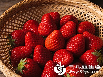 草莓、橙子等水果富含大量维生素C