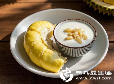 榴莲含糖量较高，牛奶如果是全脂牛奶，也含有一定的热量，两者一起吃可能会导致血糖快速升高