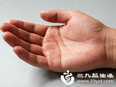 在寒冷的环境中，身体为了维持核心体温，会收缩四肢末端的血管，减少热量散失，导致手脚冰凉