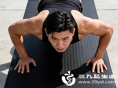 平板支撑每天3组，每组30秒，增强核心肌群