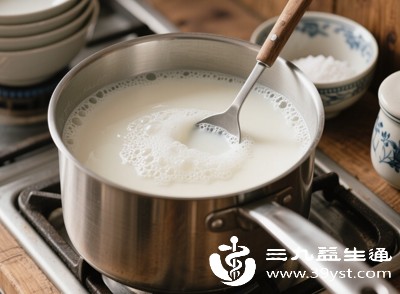 牛奶中的脂肪可能会松弛食管下括约肌，加重反流症状