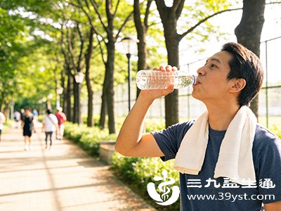 散步时多喝水
