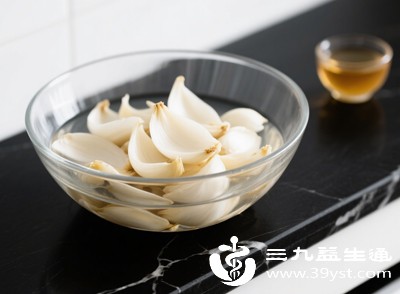 白色食物在中医理论中与肺相应，如百合