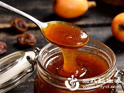 熬煮枇杷膏时一定要用小火,并且要不断搅拌,否则很容易糊锅 熬煮枇杷膏时一定要用小火,并且要不断搅拌,否则很容易糊锅