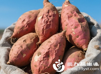 吃了过多容易产气的食物，比如豆类、红薯、碳酸饮料、洋葱等，会导致肠道内气体过多，无法及时排出时，就会在左下方形成胀痛