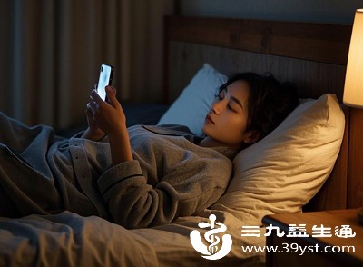 现在很多人都有熬夜的习惯，长期熬夜会消耗身体的阴液，导致身体出现“虚热”症状，而虚热最容易表现在四肢末端，从而出现晚上脚发热，甚至手心也跟着发热的情况