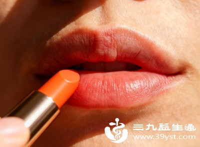 接触了刺激性的唇膏、口红，或者吃了过敏食物，引发唇部炎症，进而出现干裂